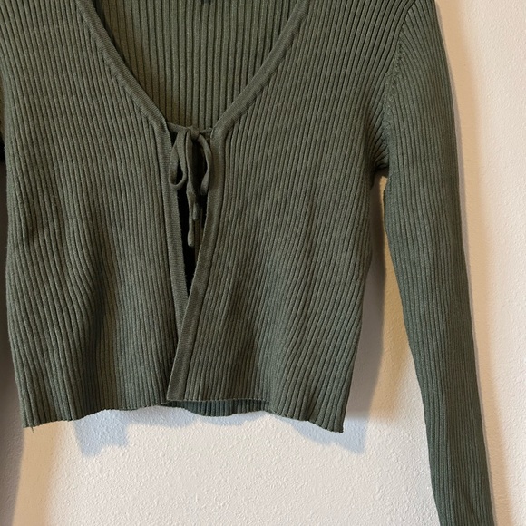 No Boundaries Olive Green Front Tie Sweater L - Preloved, Cozy & Stylish - Picture 4 of 4